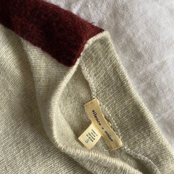 Urban Outfitters Cropped Sweater - Picture 2 of 4
